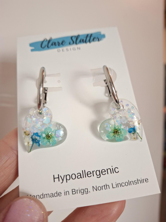 Real flower and faux pearl resin heart hoops (available in different colours)