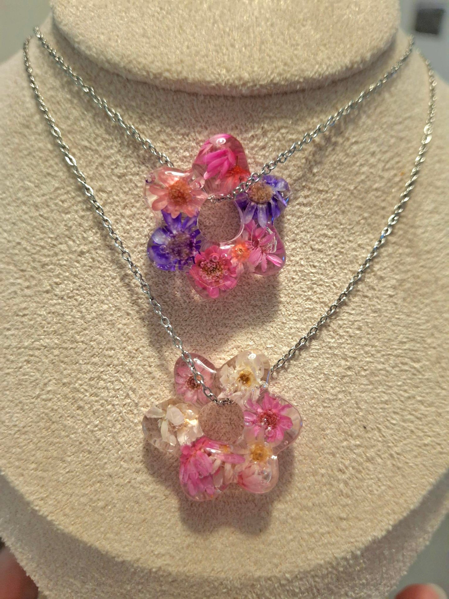 Real flower resin flower pendant (available in different colours)