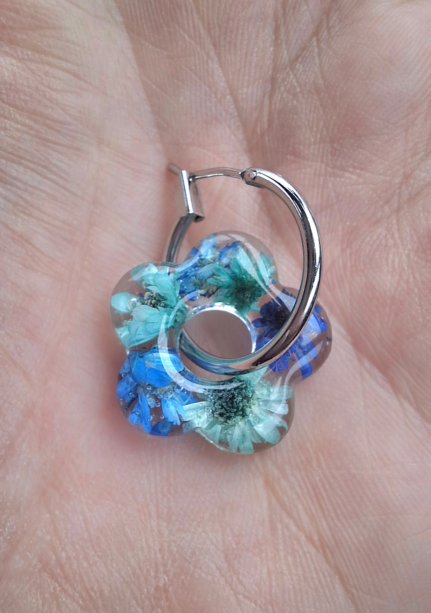 Real flower resin flower hoops (available in different colours)