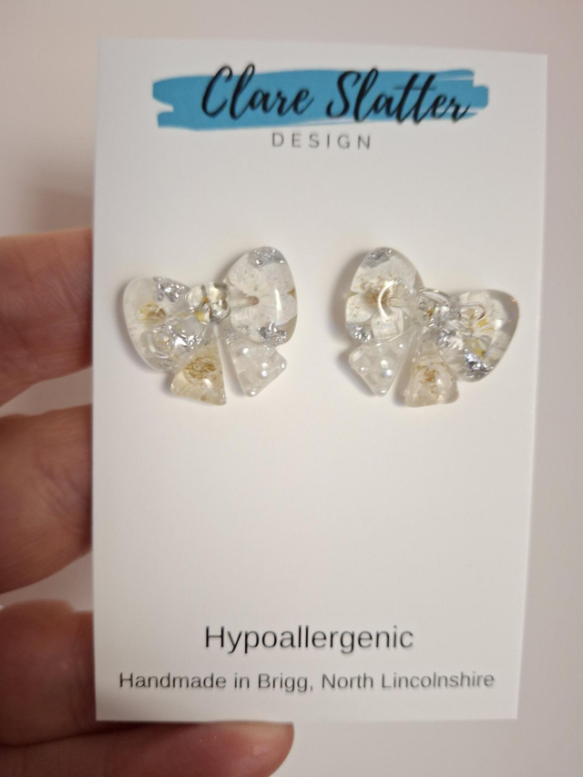 White flower and pearl bow stud earrings