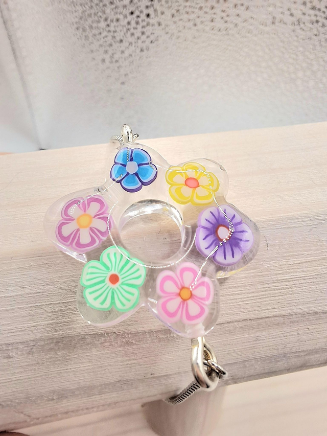 Bright 60's style flower shape slider bracelet