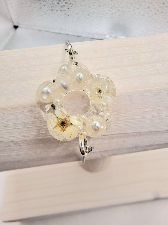Pretty white real flower and faux pearl slider bracelet