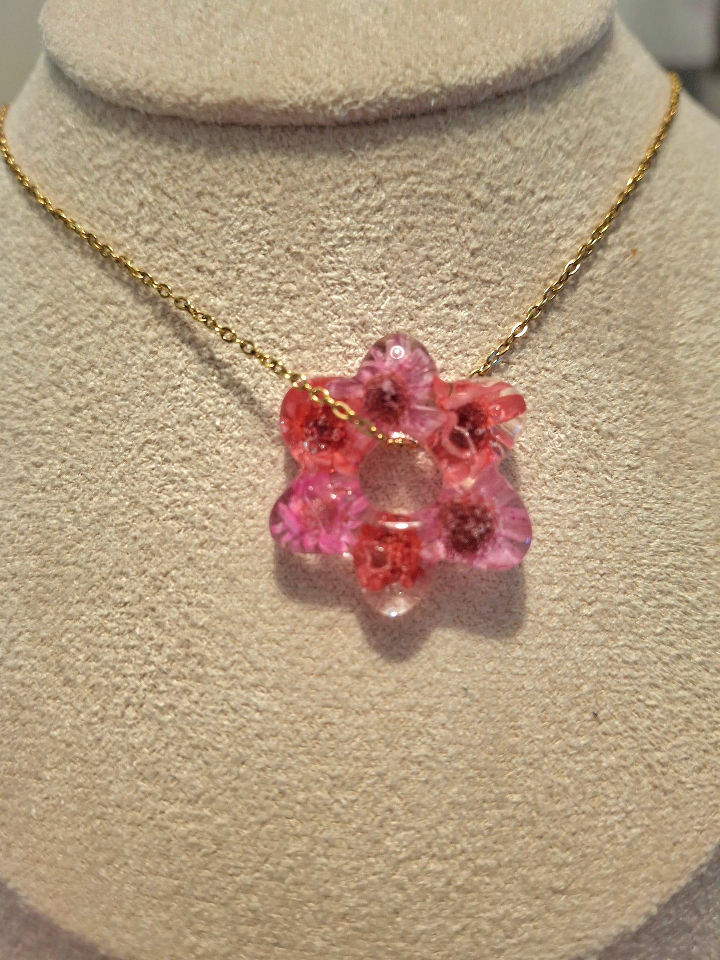 Real flower resin flower pendant (available in different colours)