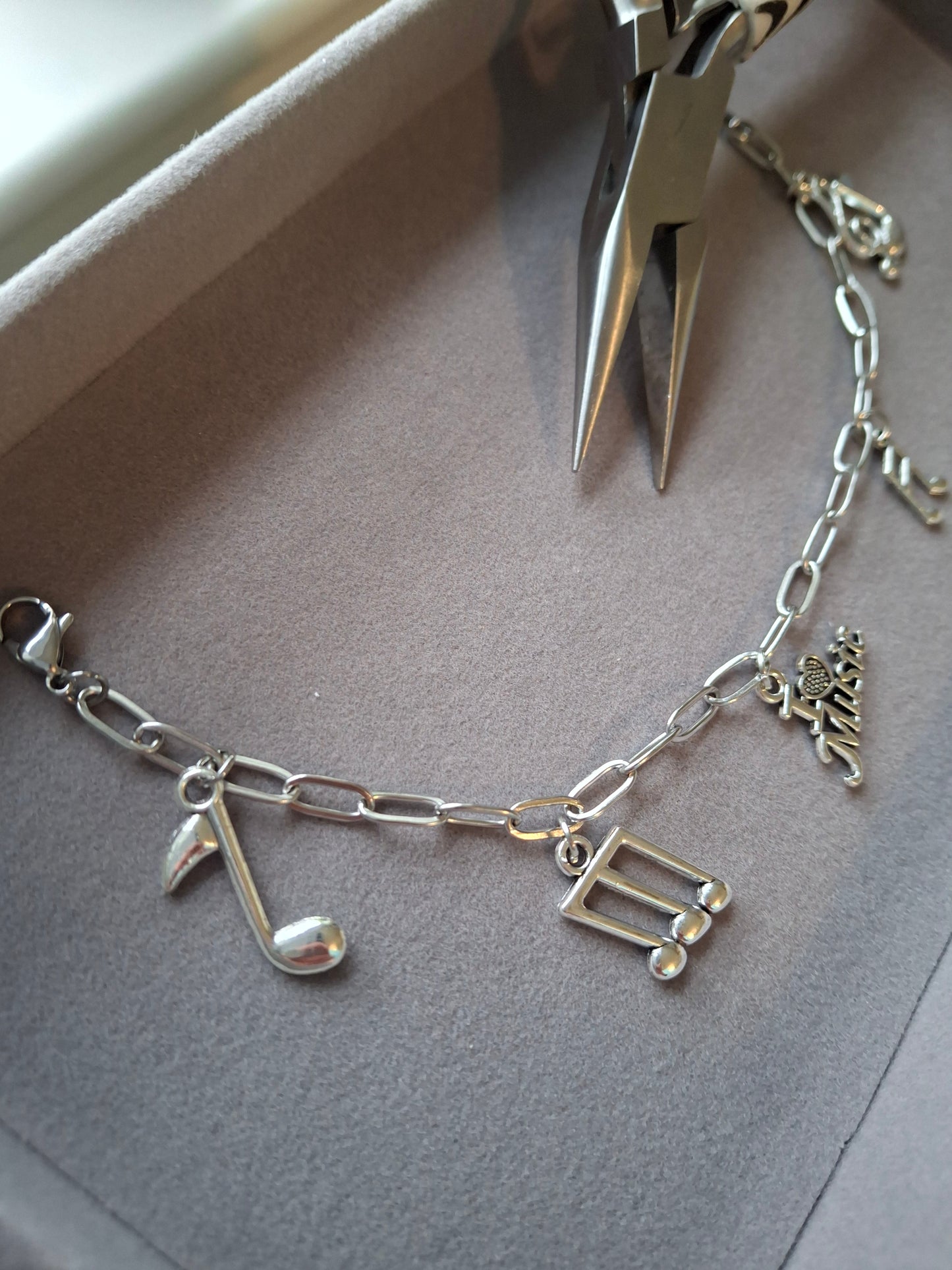 Surprise charm bracelet kit