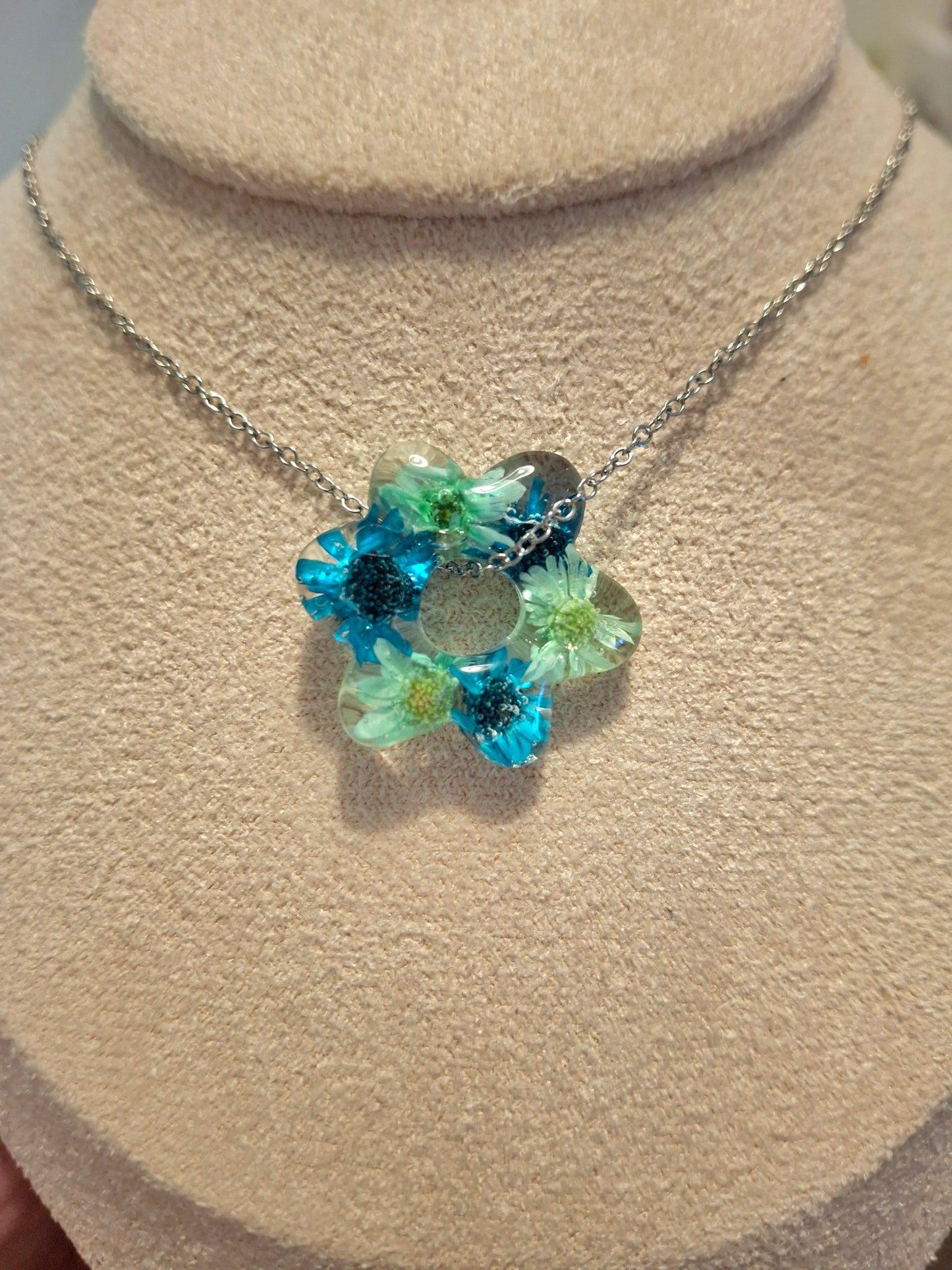 Real flower resin flower pendant (available in different colours)