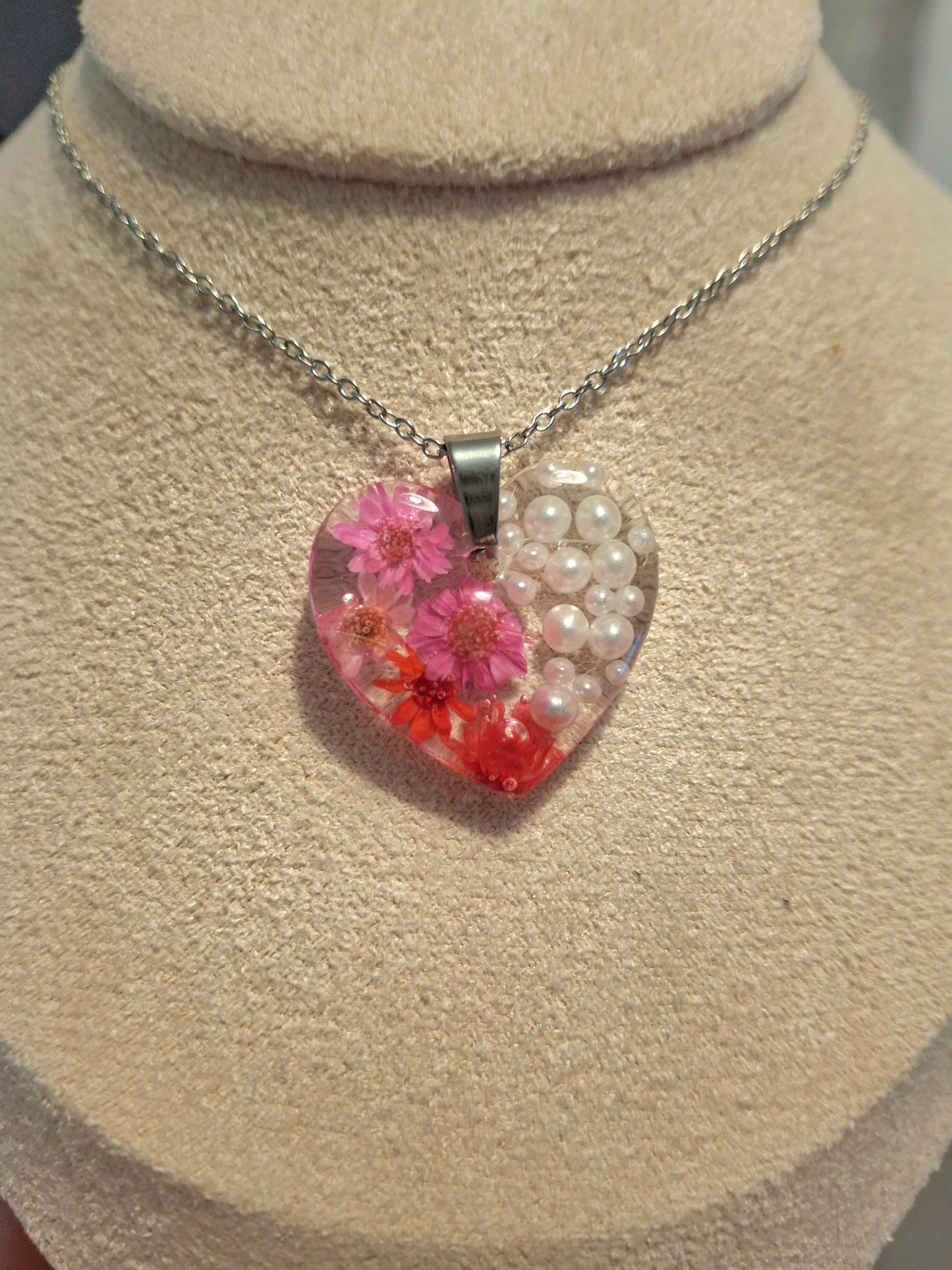 Real flower and pearl resin heart pendant