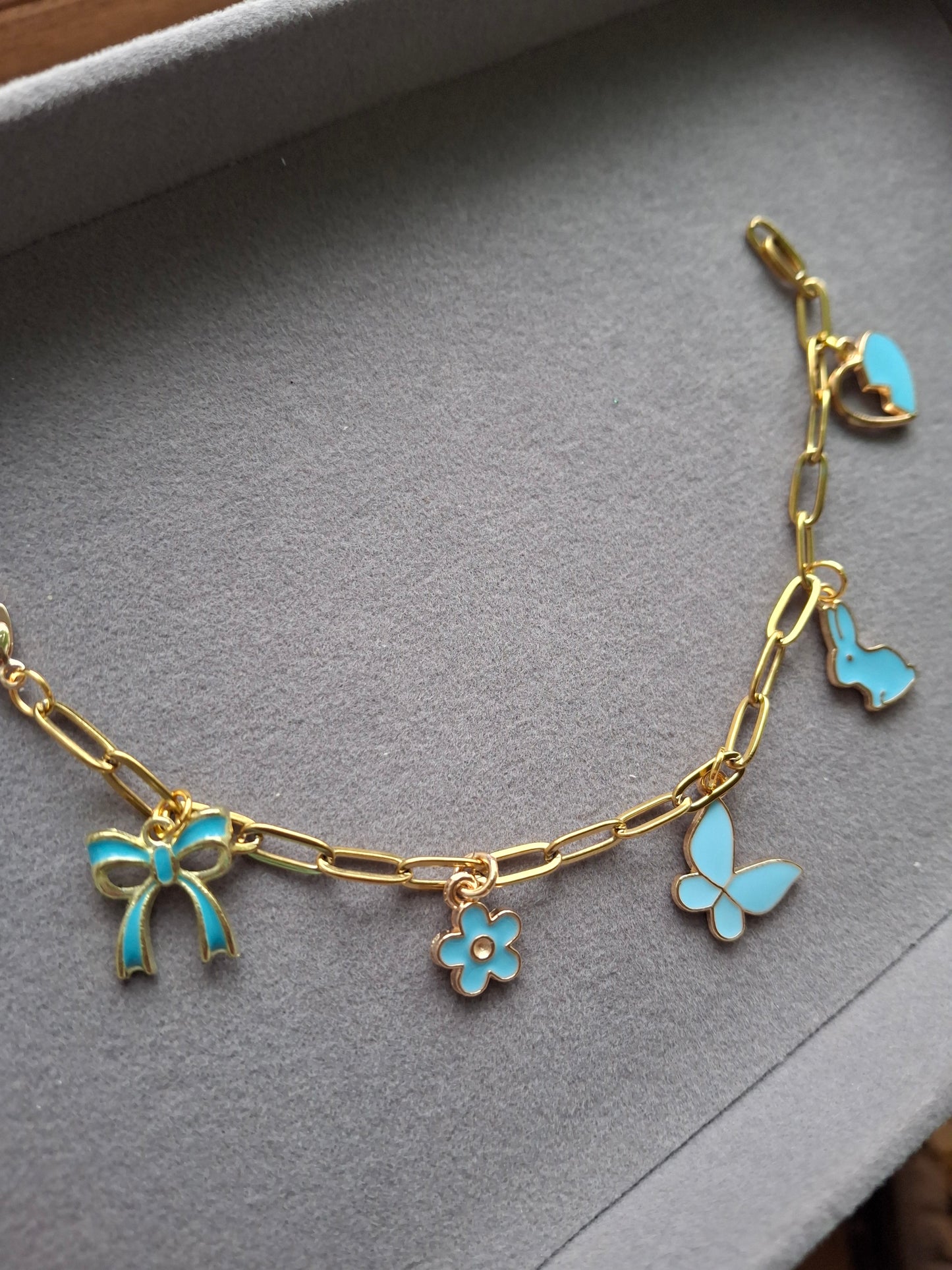 Surprise charm bracelet kit