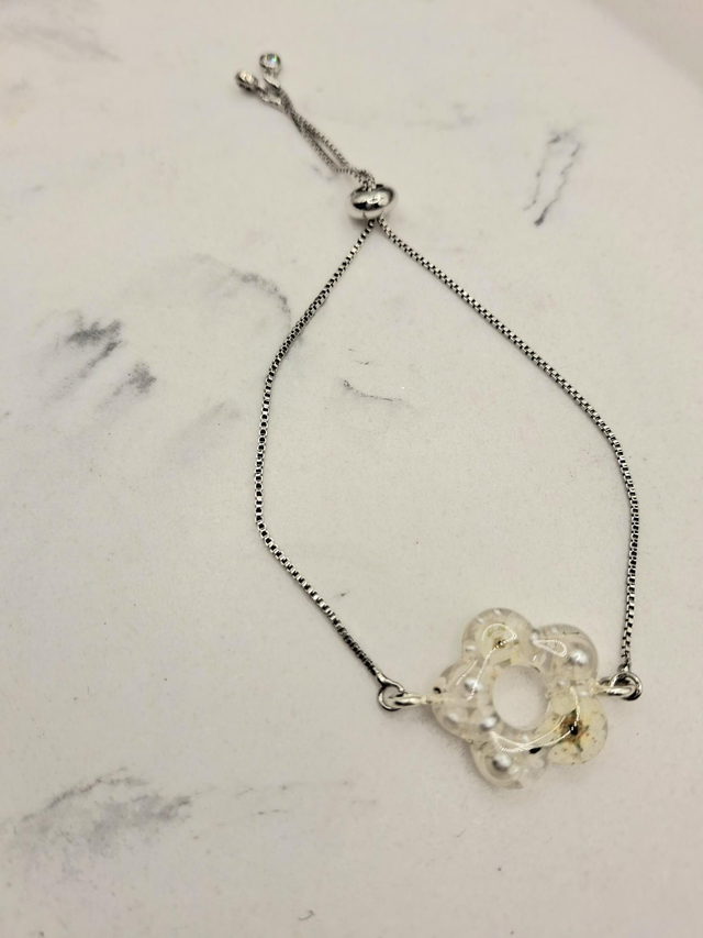 Pretty white real flower and faux pearl slider bracelet