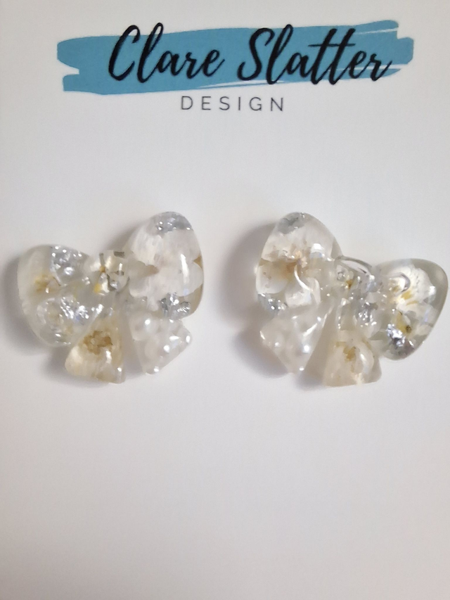White flower and pearl bow stud earrings