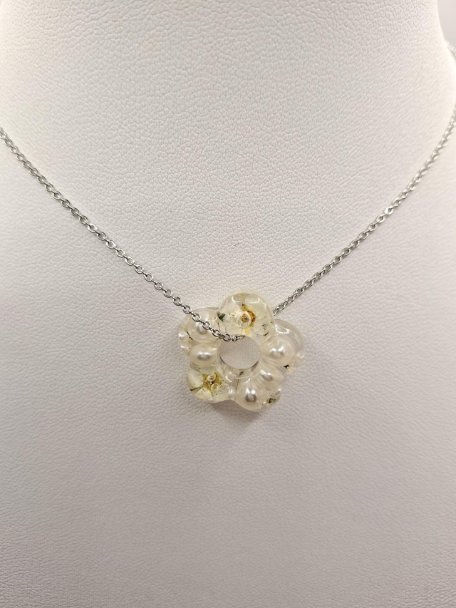Real white flower and pearl resin flower shape pendant